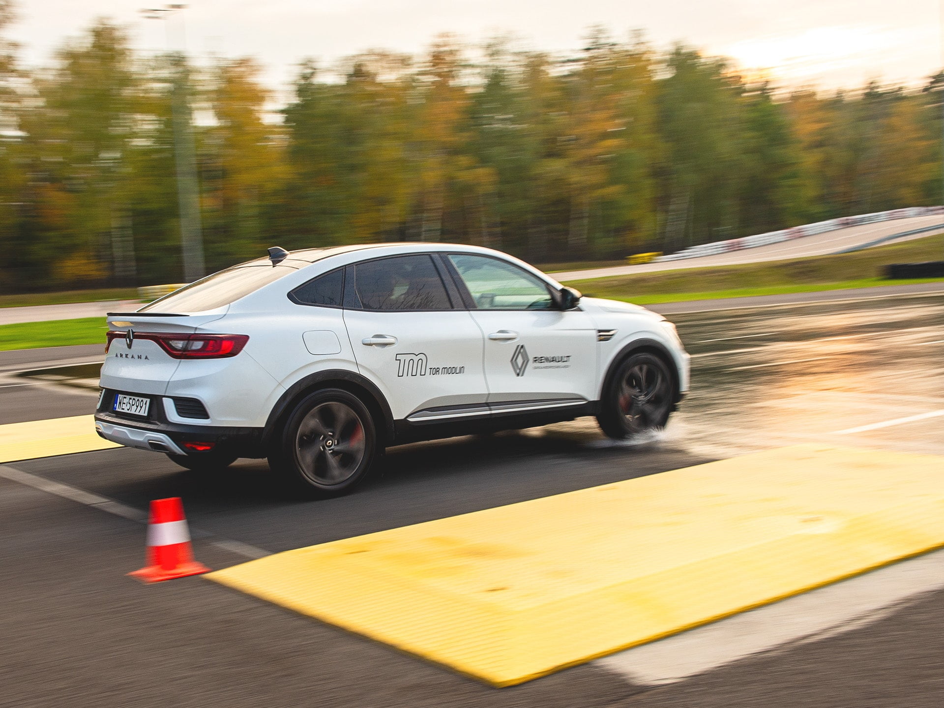 szkolenie-bezpieczny-kierowca-poziom-pierwszy-4-min przejazd na torze