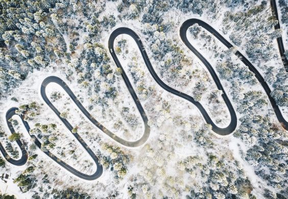 Jak bezpiecznie pokonywać zakręty