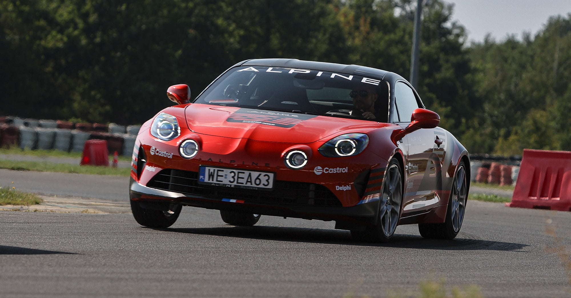 Samochód Alpine A110 w trakcie jazdy po torze treningowym