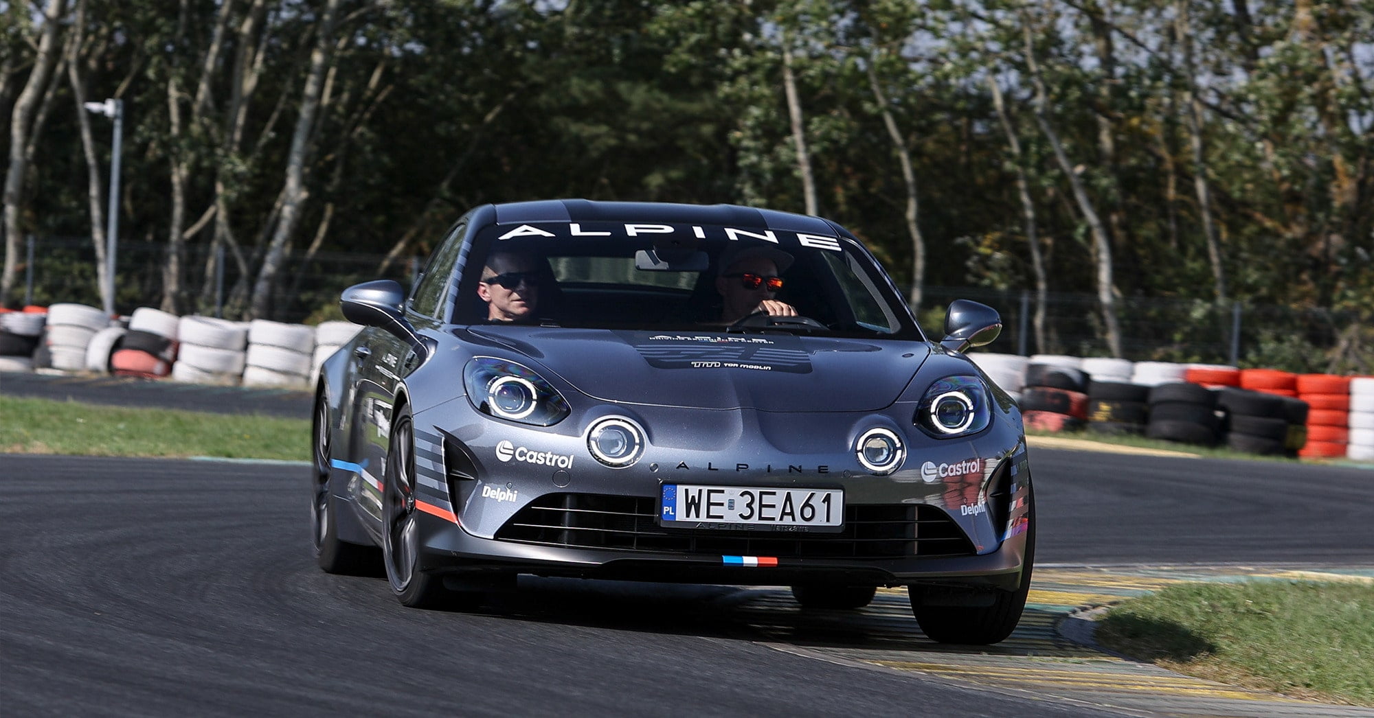 Uczestnik szkolenia pokonujący zakręt w Alpine A110